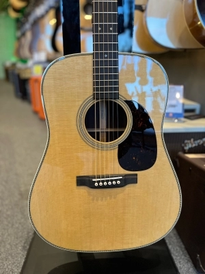 Martin Guitars - HD-28 V18